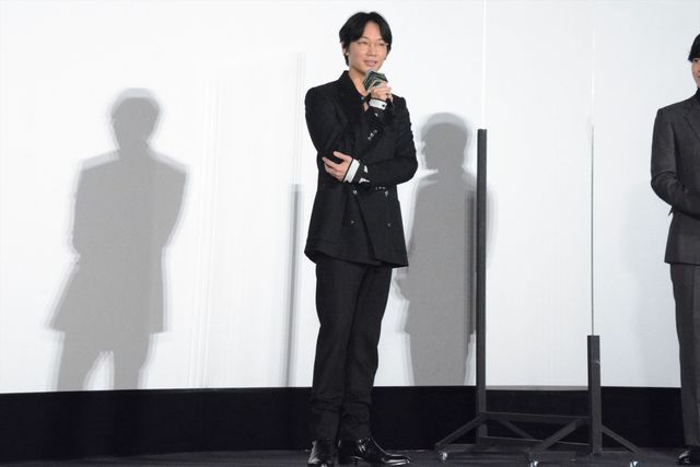 綾野剛＆岡田健史、見つめ合う…ラブラブモード全開（計13枚）（8枚目）