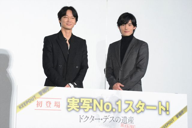 綾野剛＆岡田健史、見つめ合う…ラブラブモード全開（計13枚）（9枚目）