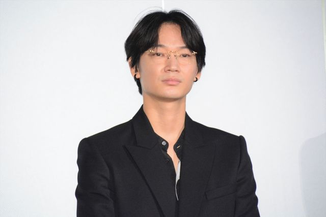 綾野剛＆岡田健史、見つめ合う…ラブラブモード全開（計13枚）（11枚目）