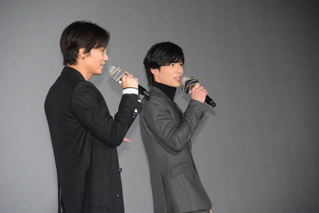 綾野剛＆岡田健史、見つめ合う…ラブラブモード全開（計13枚）（13枚目）