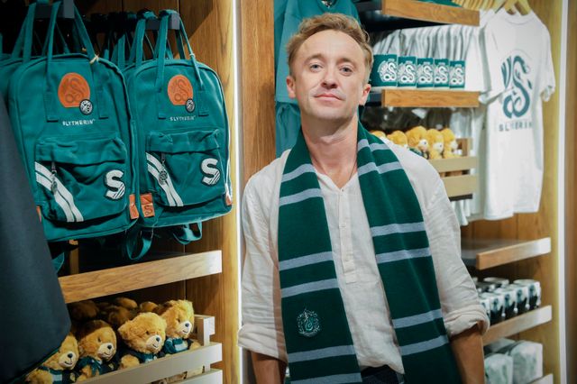 「ハリー・ポッター ショップ 原宿」でスリザリングッズに囲まれたトム・フェルトン