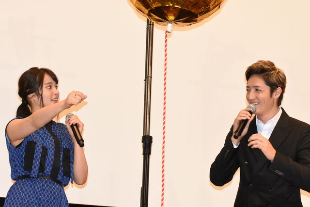 玉木宏＆広瀬アリスがくす玉割りー！映画『探偵ミタライの事件簿』初日舞台あいさつフォトギャラリー（2枚目）