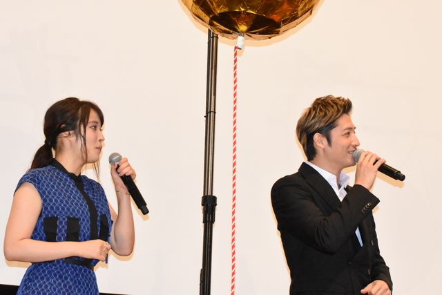 玉木宏＆広瀬アリスがくす玉割りー！映画『探偵ミタライの事件簿』初日舞台あいさつフォトギャラリー（3枚目）