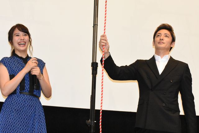 玉木宏＆広瀬アリスがくす玉割りー！映画『探偵ミタライの事件簿』初日舞台あいさつフォトギャラリー（7枚目）