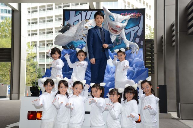 子供たちに囲まれる野村萬斎『GAMBA ガンバと仲間たち』イベントフォトギャラリー：フォトギャラリー