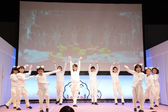 子供たちに囲まれる野村萬斎『GAMBA ガンバと仲間たち』イベントフォトギャラリー（5枚目）