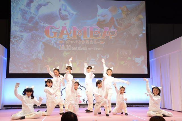 子供たちに囲まれる野村萬斎『GAMBA ガンバと仲間たち』イベントフォトギャラリー（6枚目）
