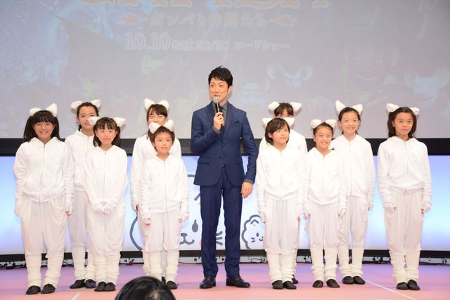 子供たちに囲まれる野村萬斎『GAMBA ガンバと仲間たち』イベントフォトギャラリー（7枚目）