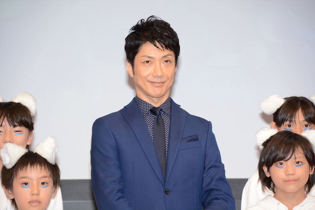 子供たちに囲まれる野村萬斎『GAMBA ガンバと仲間たち』イベントフォトギャラリー（8枚目）