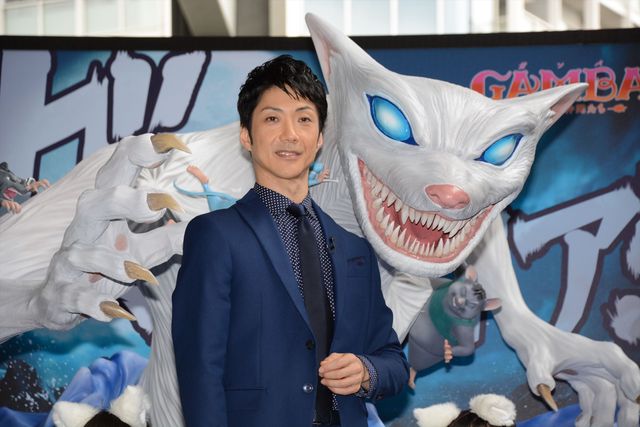 子供たちに囲まれる野村萬斎『GAMBA ガンバと仲間たち』イベントフォトギャラリー（10枚目）