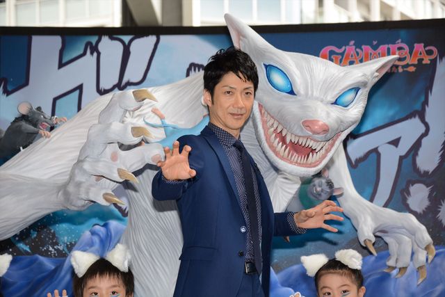 子供たちに囲まれる野村萬斎『GAMBA ガンバと仲間たち』イベントフォトギャラリー（11枚目）