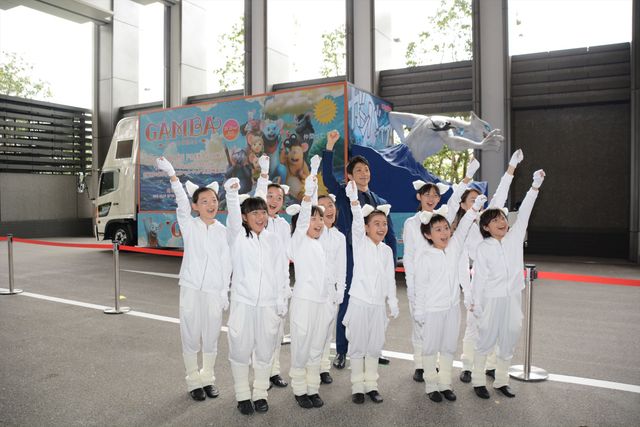 子供たちに囲まれる野村萬斎『GAMBA ガンバと仲間たち』イベントフォトギャラリー（12枚目）