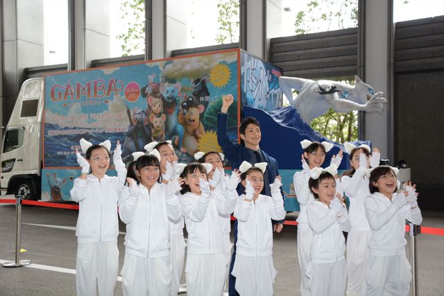 子供たちに囲まれる野村萬斎『GAMBA ガンバと仲間たち』イベントフォトギャラリー（13枚目）