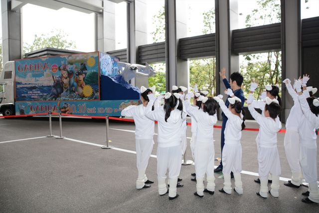 子供たちに囲まれる野村萬斎『GAMBA ガンバと仲間たち』イベントフォトギャラリー（14枚目）