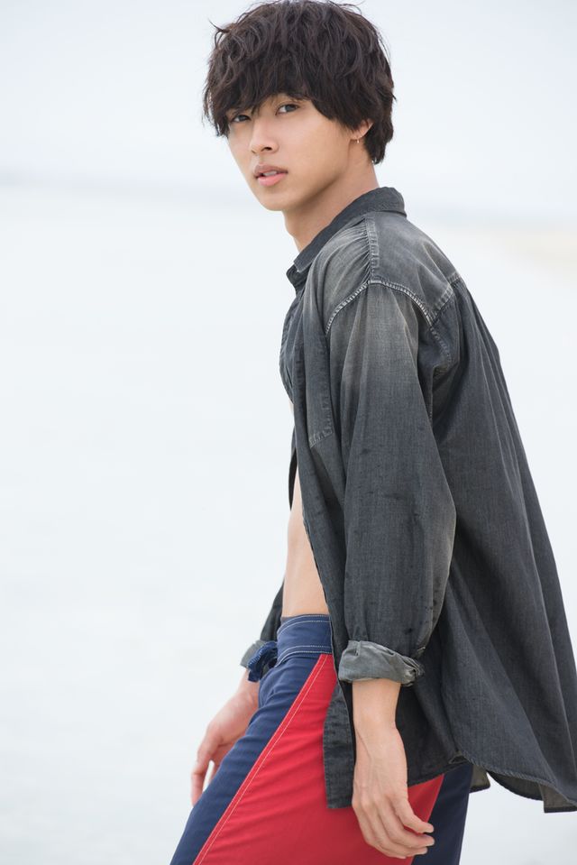 少年のような笑顔から、大人の色気あふれる表情まで！山崎賢人写真集「THE KENTOS」フォトギャラリー（4枚目）