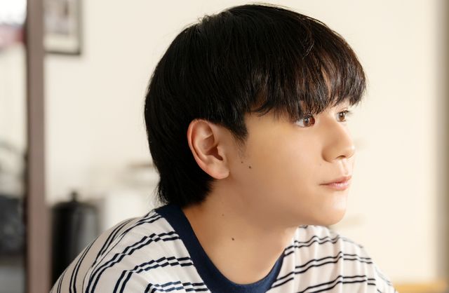 JO1豆原一成がコーヒーにこだわりを持つ大学生役に『富士山と、コーヒーと、しあわせの数式』新場面写真11点：フォトギャラリー