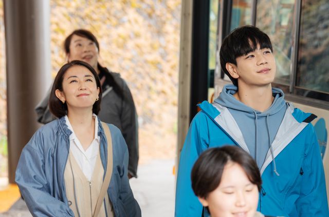 JO1豆原一成がコーヒーにこだわりを持つ大学生役に『富士山と、コーヒーと、しあわせの数式』新場面写真11点（6枚目）