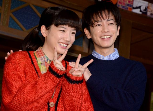 笑顔の佐藤健＆永野芽郁！連続テレビ小説「半分、青い。」スタジオ取材会：フォトギャラリー｜シネマトゥデイ