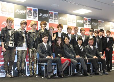手前左からキム・ミンジョン、スエ、チャ・スンウォン、チェ・シウォン、チョン・テウォン、SHINee、テヨン（少女時代）、SUPER JUNIOR