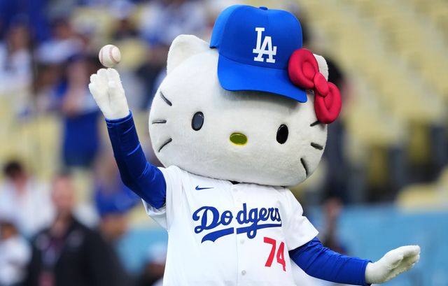 MLBの始球式もこなすハローキティ