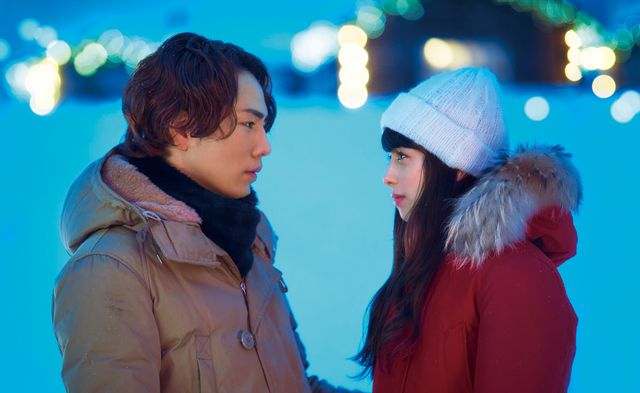 登坂広臣、クリスマスツリー運ぶ姿もイケメン！映画『雪の華』場面写真（2枚目）