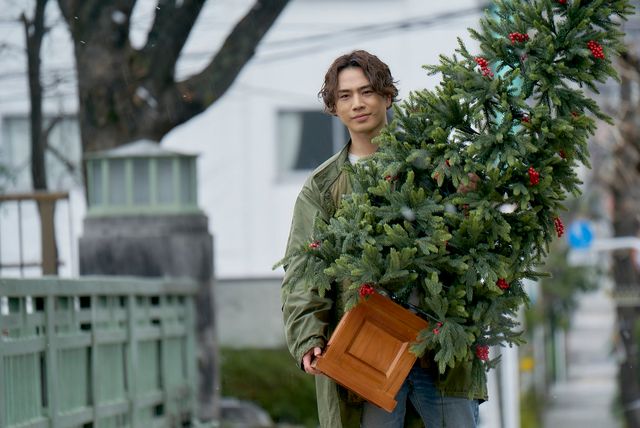 登坂広臣、クリスマスツリー運ぶ姿もイケメン！映画『雪の華』場面写真（3枚目）