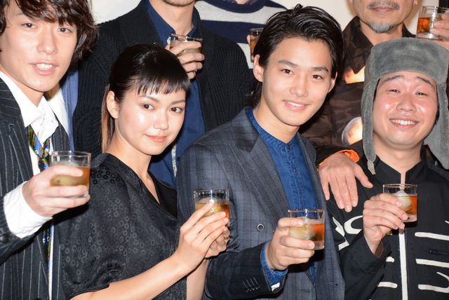 野村周平＆二階堂ふみ、『日々ロック』公開をロックな鏡開きで祝福！　画像ギャラリー（6枚目）