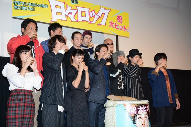 野村周平＆二階堂ふみ、『日々ロック』公開をロックな鏡開きで祝福！　画像ギャラリー（7枚目）