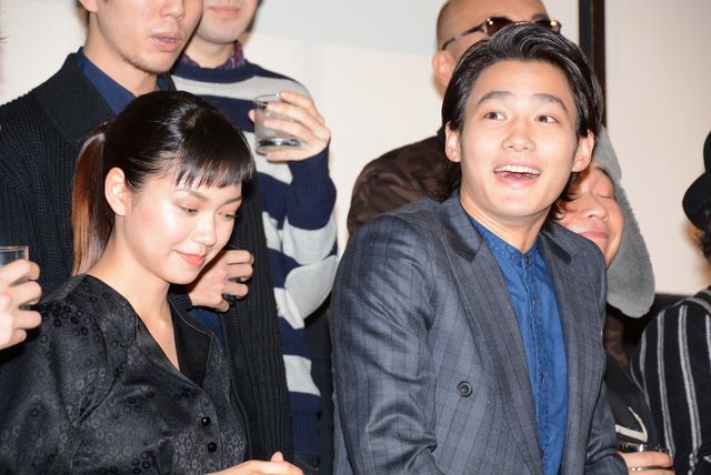 野村周平＆二階堂ふみ、『日々ロック』公開をロックな鏡開きで祝福！　画像ギャラリー（8枚目）