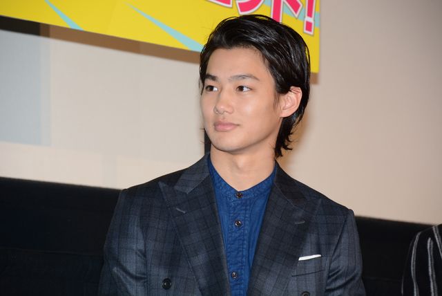 野村周平＆二階堂ふみ、『日々ロック』公開をロックな鏡開きで祝福！　画像ギャラリー（16枚目）