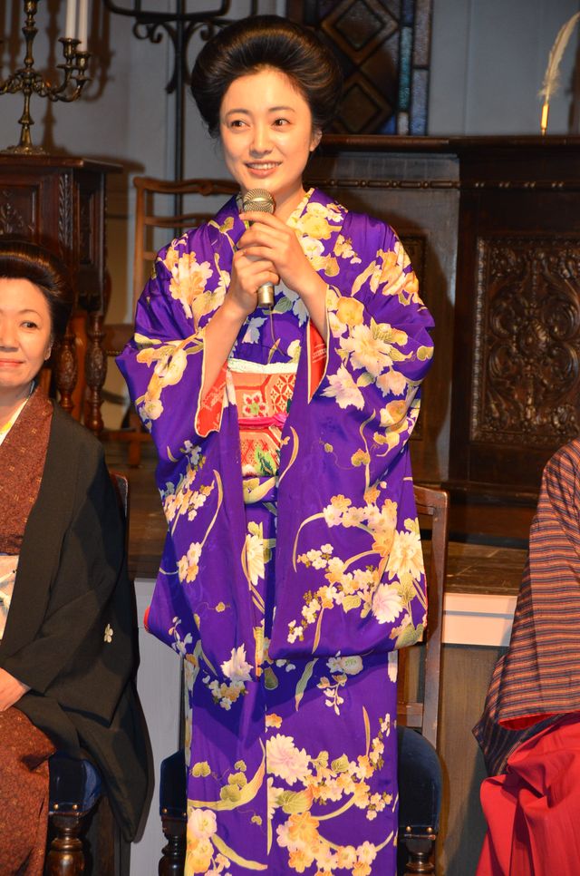 吉高由里子ら、朝ドラ劇中衣装で登場！「花子とアン」会見フォトギャラリー（2枚目）
