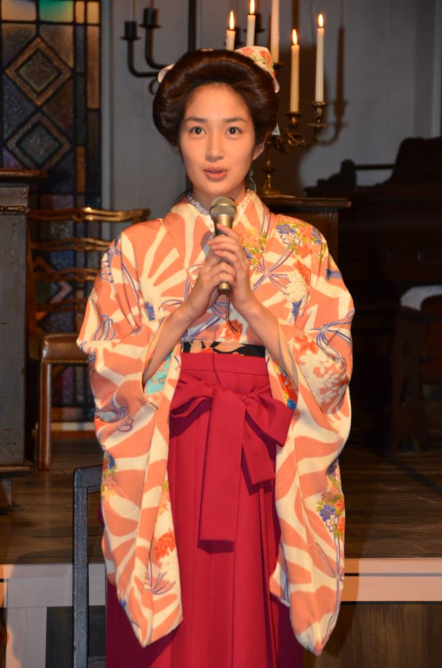吉高由里子ら、朝ドラ劇中衣装で登場！「花子とアン」会見フォトギャラリー（6枚目）