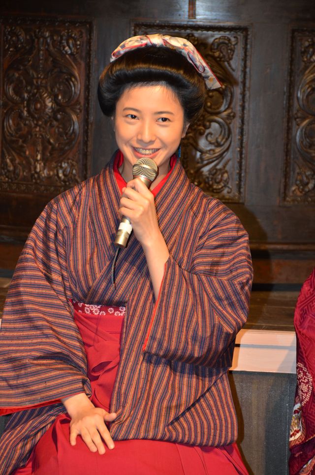 吉高由里子ら、朝ドラ劇中衣装で登場！「花子とアン」会見フォトギャラリー（8枚目）