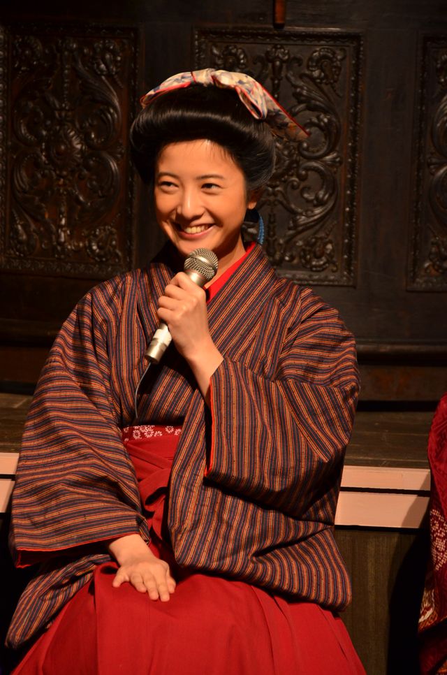 吉高由里子ら、朝ドラ劇中衣装で登場！「花子とアン」会見フォトギャラリー（9枚目）