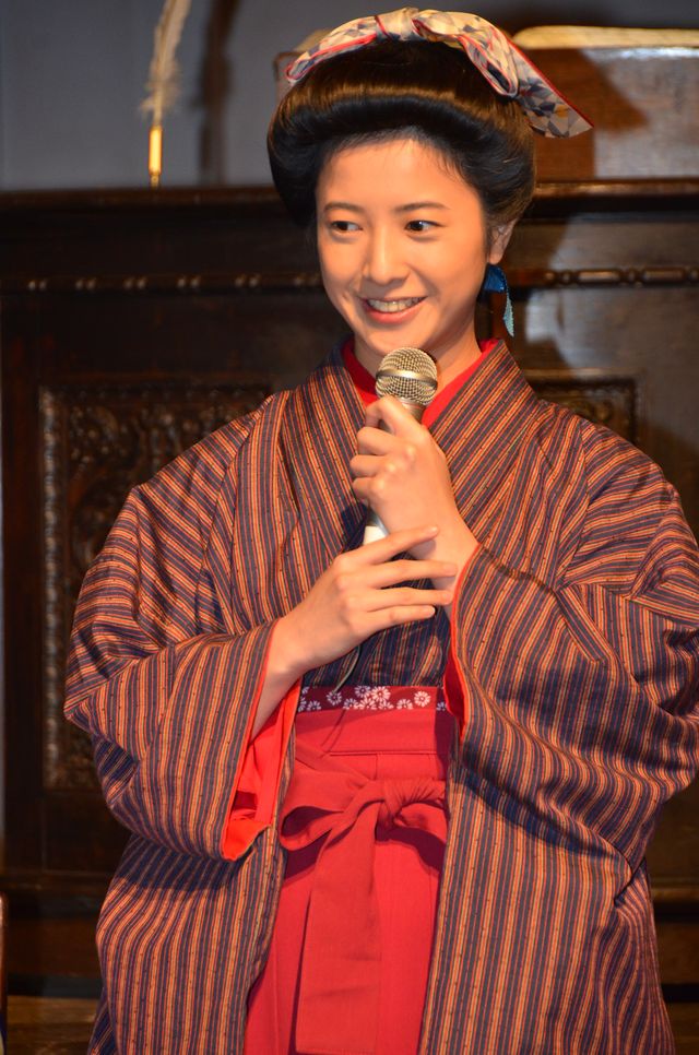 吉高由里子ら、朝ドラ劇中衣装で登場!「花子とアン」会見フォトギャラリー