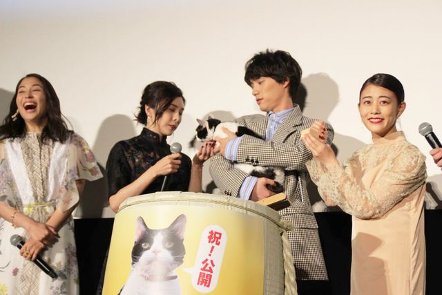 福士蒼汰、高畑充希、竹内結子、広瀬アリス、ミルクの樽で鏡開き！『旅猫リポート』公開記念舞台あいさつ（13枚目）