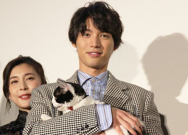 福士蒼汰、高畑充希、竹内結子、広瀬アリス、ミルクの樽で鏡開き！『旅猫リポート』公開記念舞台あいさつ（14枚目）