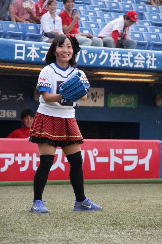 キンタロー。、始球式でフライングゲット!フォトギャラリー