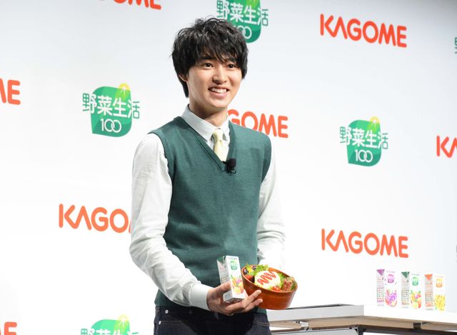 山崎賢人が初の先生姿で登場！「野菜生活100」新CM発表会（全12枚）：フォトギャラリー