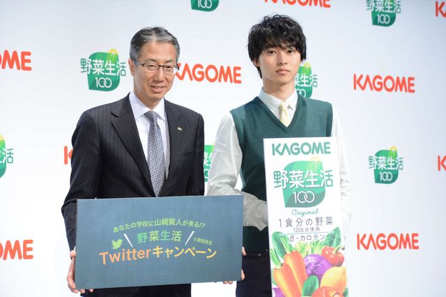 フォトギャラリー 山崎賢人が初の先生姿で登場 野菜生活100 新cm発表会 全12枚 シネマトゥデイ