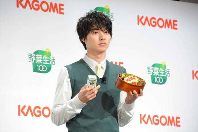 山崎賢人が初の先生姿で登場！「野菜生活100」新CM発表会（全12枚）（3枚目）