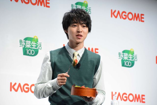 山崎賢人が初の先生姿で登場！「野菜生活100」新CM発表会（全12枚）（4枚目）