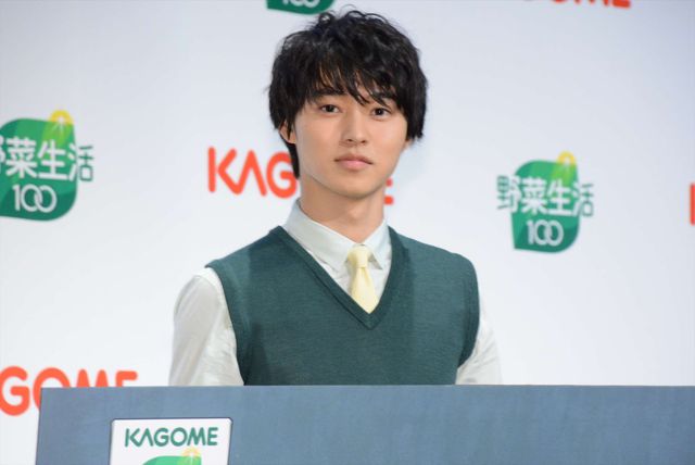 山崎賢人が初の先生姿で登場！「野菜生活100」新CM発表会（全12枚）（5枚目）
