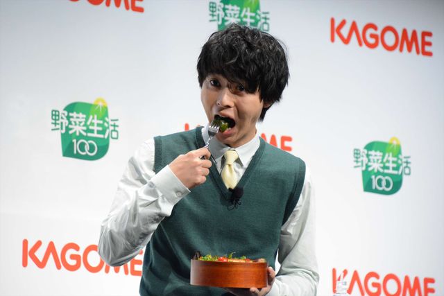 山崎賢人が初の先生姿で登場！「野菜生活100」新CM発表会（全12枚）（6枚目）