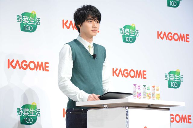 山崎賢人が初の先生姿で登場！「野菜生活100」新CM発表会（全12枚）（8枚目）