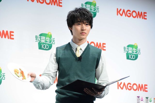山崎賢人が初の先生姿で登場！「野菜生活100」新CM発表会（全12枚）（10枚目）