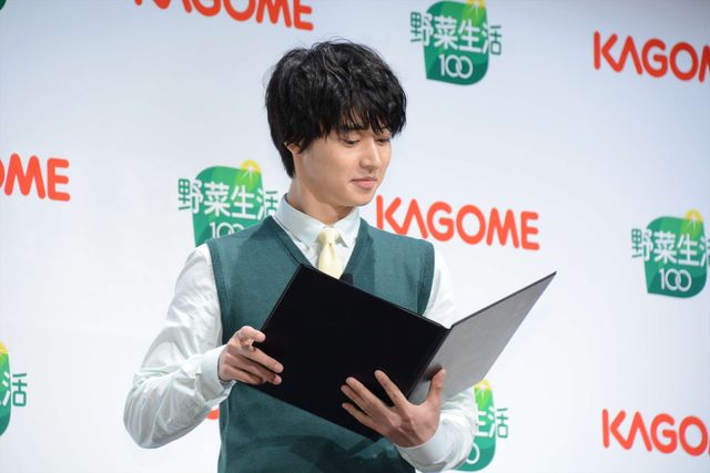 山崎賢人が初の先生姿で登場！「野菜生活100」新CM発表会（全12枚）（12枚目）