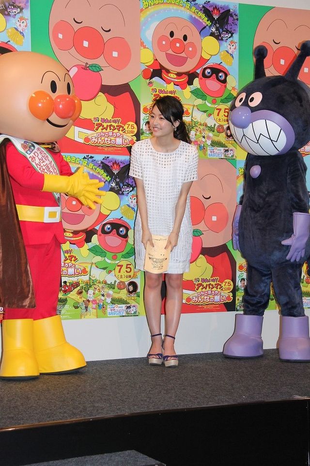 井上真央、純白ワンピース姿で登場！フォトギャラリー（10枚目）