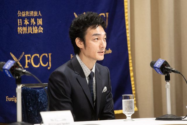 草なぎ剛、脚本を読んで泣いた『ミッドナイトスワン』記者会見（8枚目）