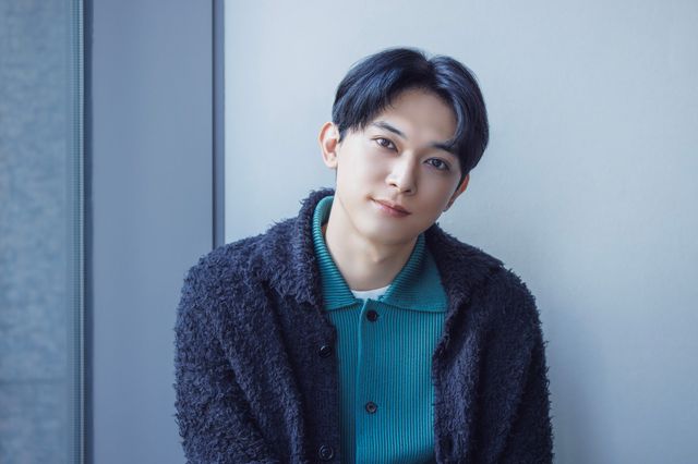 優しくほほ笑む吉沢亮【インタビューカット集】：フォトギャラリー